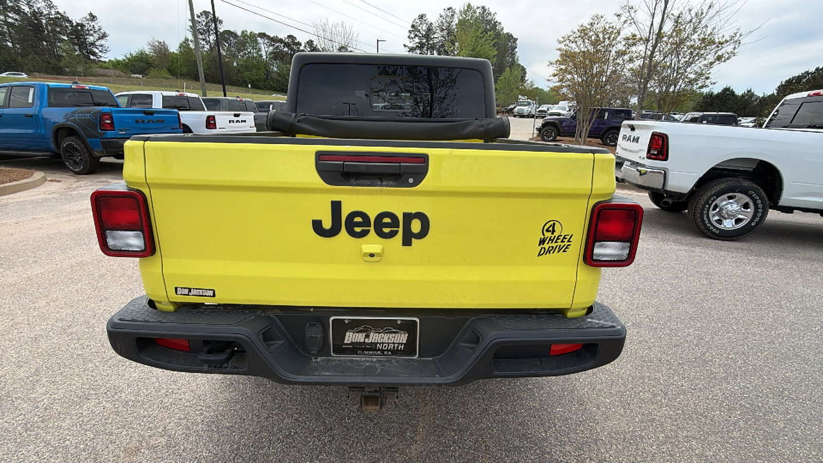 Used 2023 Jeep Gladiator Willys AWD/4WD image 9