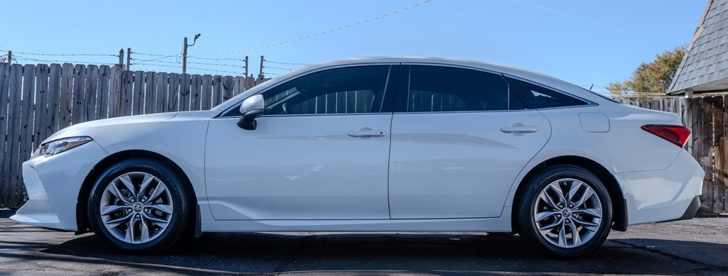 Used 2020 Toyota Avalon XLE FWD image 2