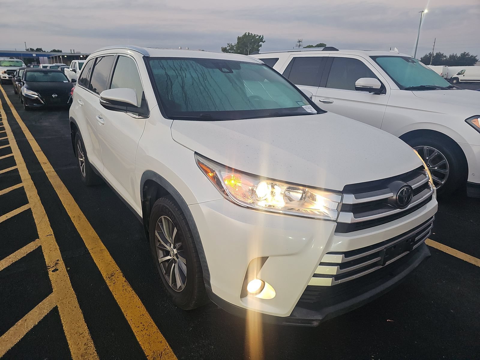 Used 2019 Toyota Highlander XLE AWD/4WD image 4