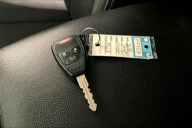 Used 2016 Jeep Wrangler Unlimited Rubicon w/ Dual Top Group image 35