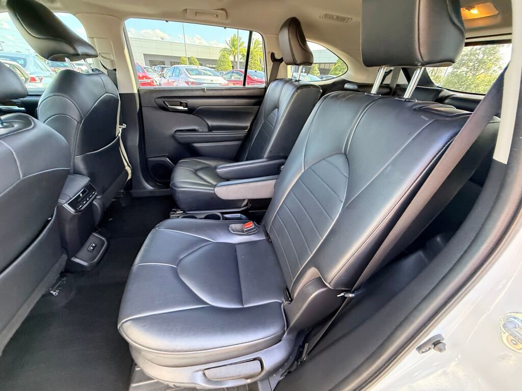 Used 2021 Toyota Highlander XLE image 19