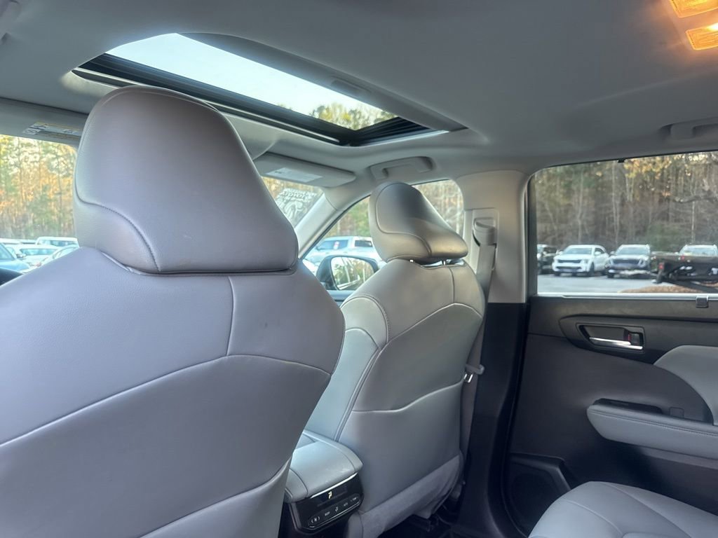 Used 2021 Toyota Highlander XLE image 11