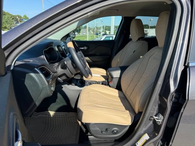 Used 2019 Jeep Cherokee Latitude Plus w/ Cold Weather Group AWD/4WD image 18