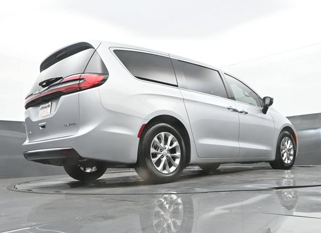 Used 2026 Chrysler Pacifica Limited FWD image 27