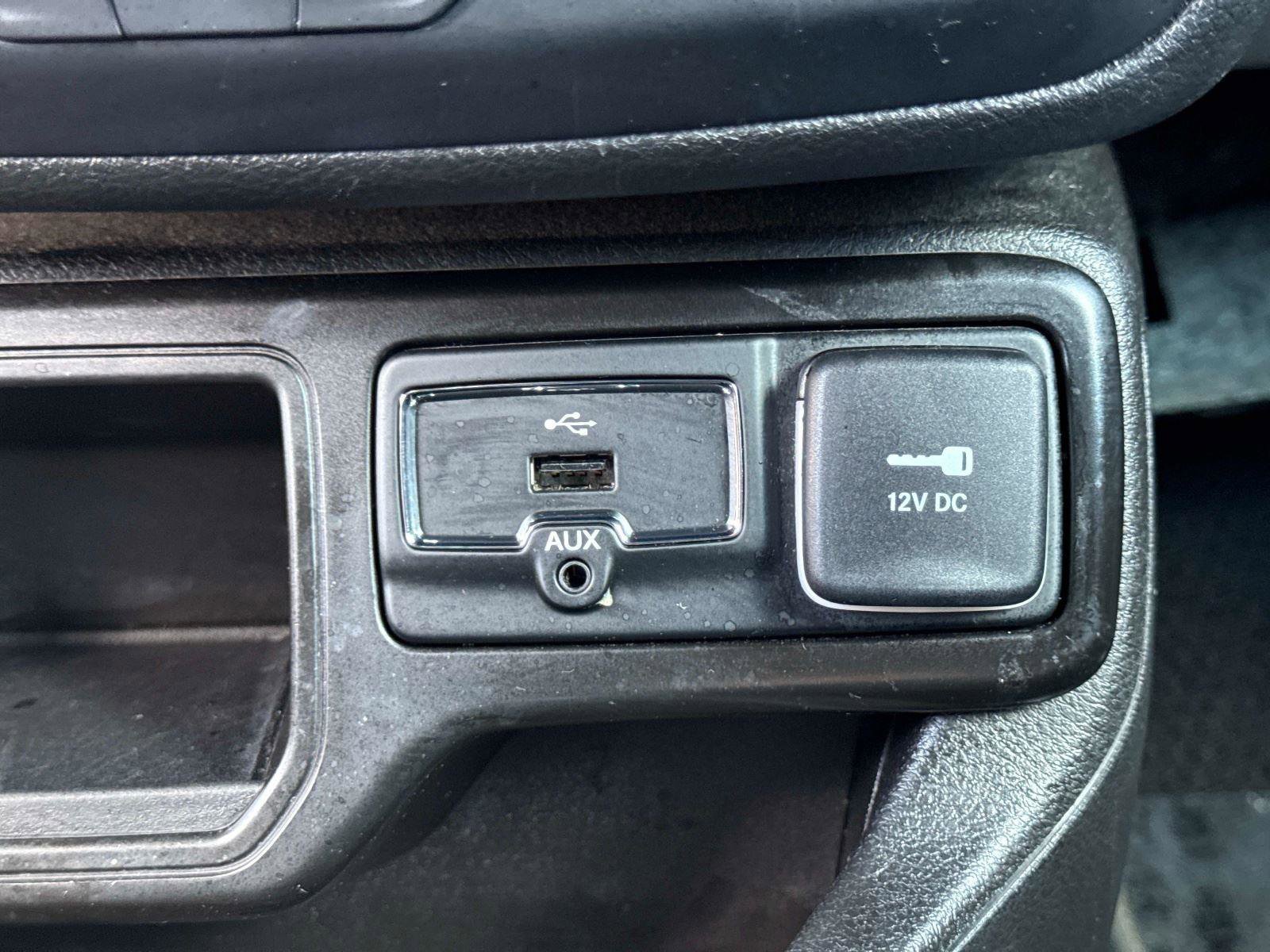 Used 2021 Jeep Renegade Latitude FWD image 24