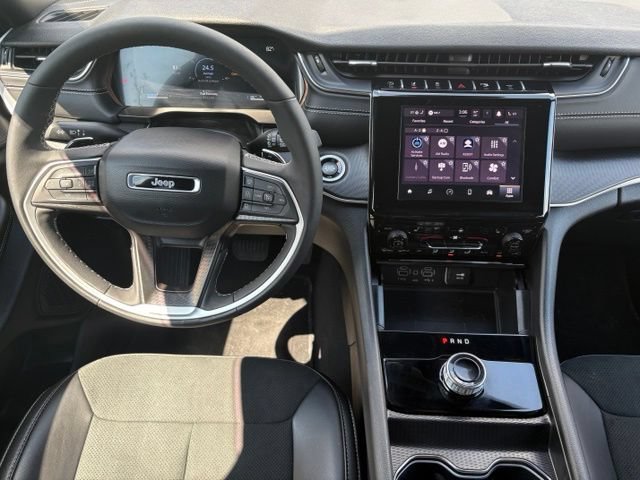 Used 2025 Jeep Grand Cherokee Altitude AWD/4WD image 3