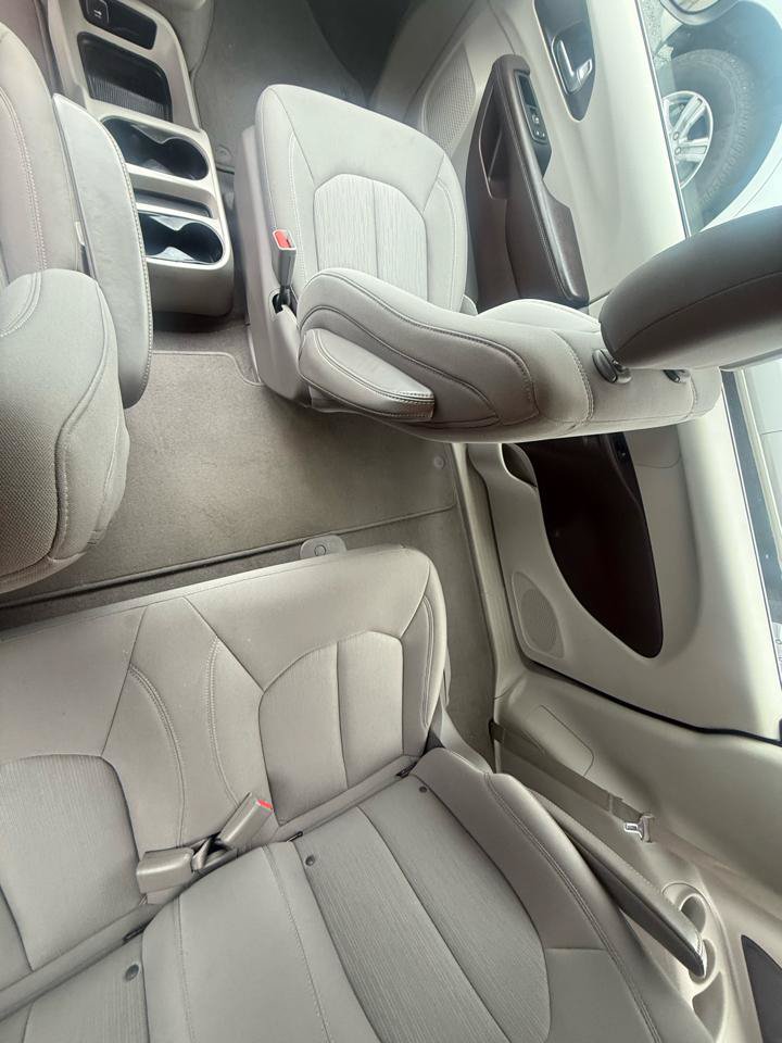 Used 2018 Chrysler Pacifica L FWD image 27