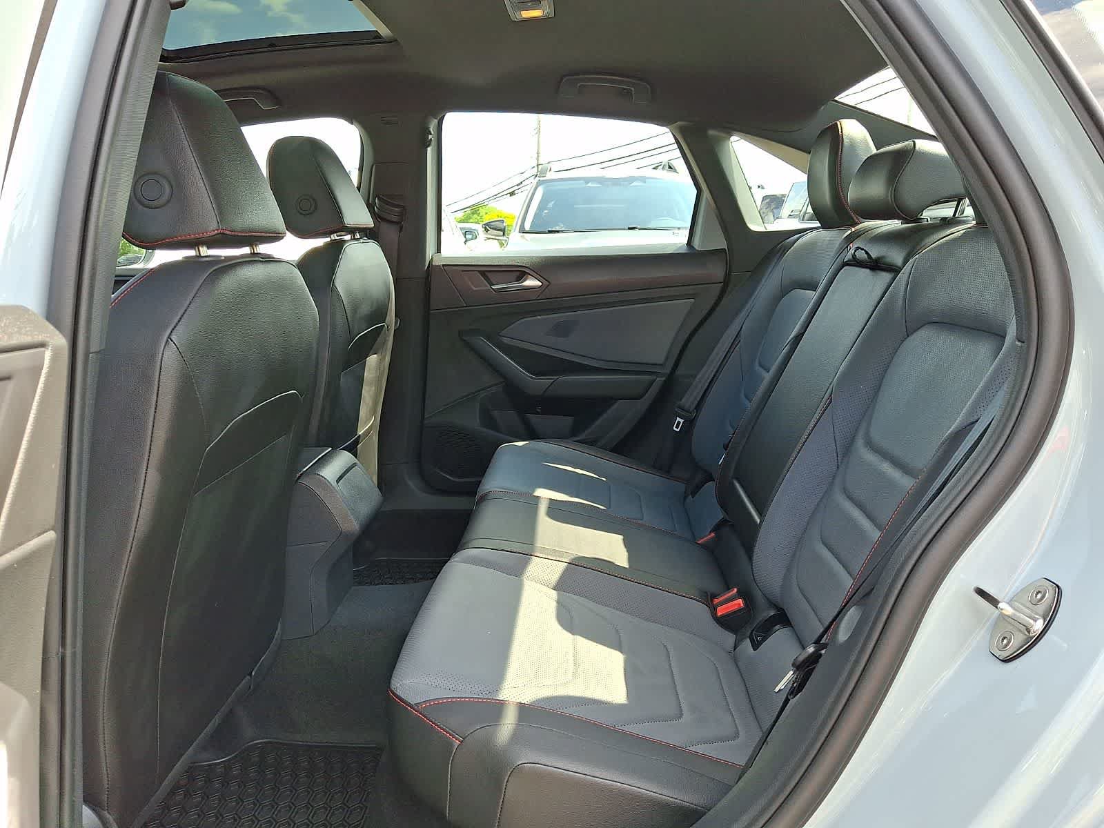 Used 2025 Volkswagen Jetta GLI Autobahn FWD image 11