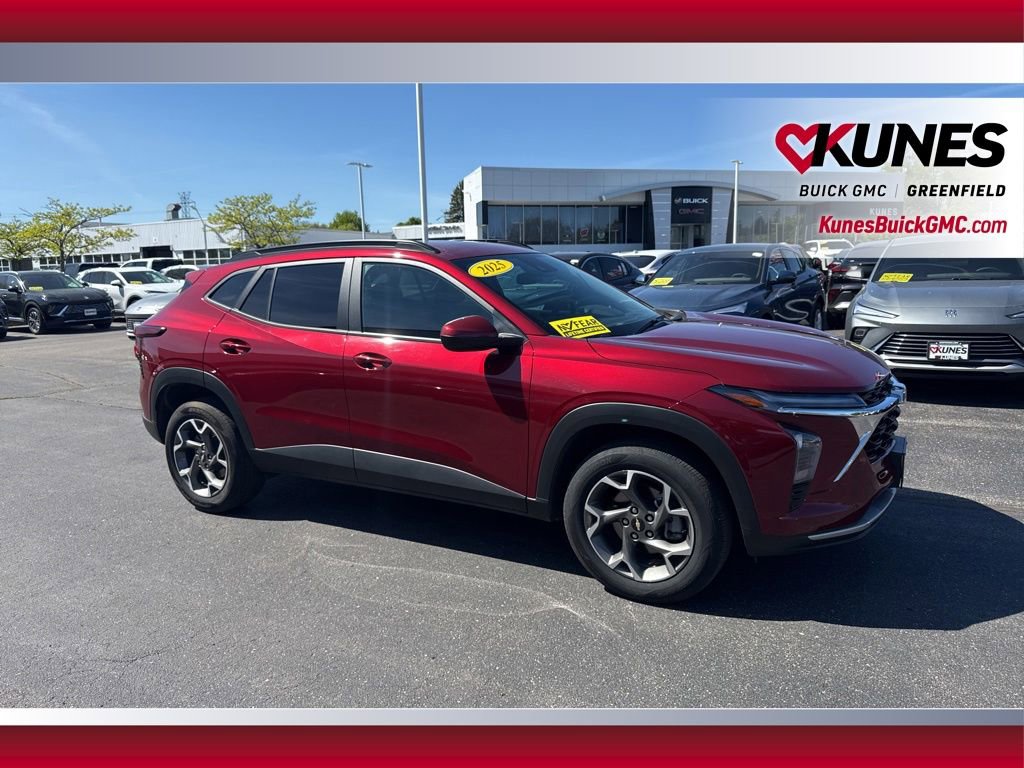 Used 2025 Chevrolet Trax LT FWD image 3