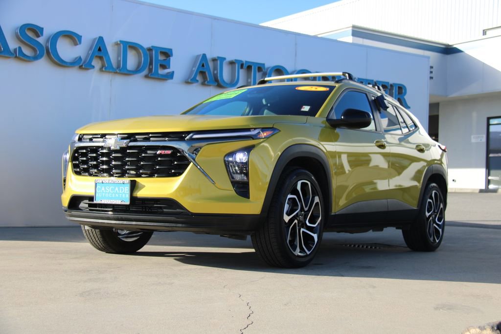 Used 2025 Chevrolet Trax RS image 2