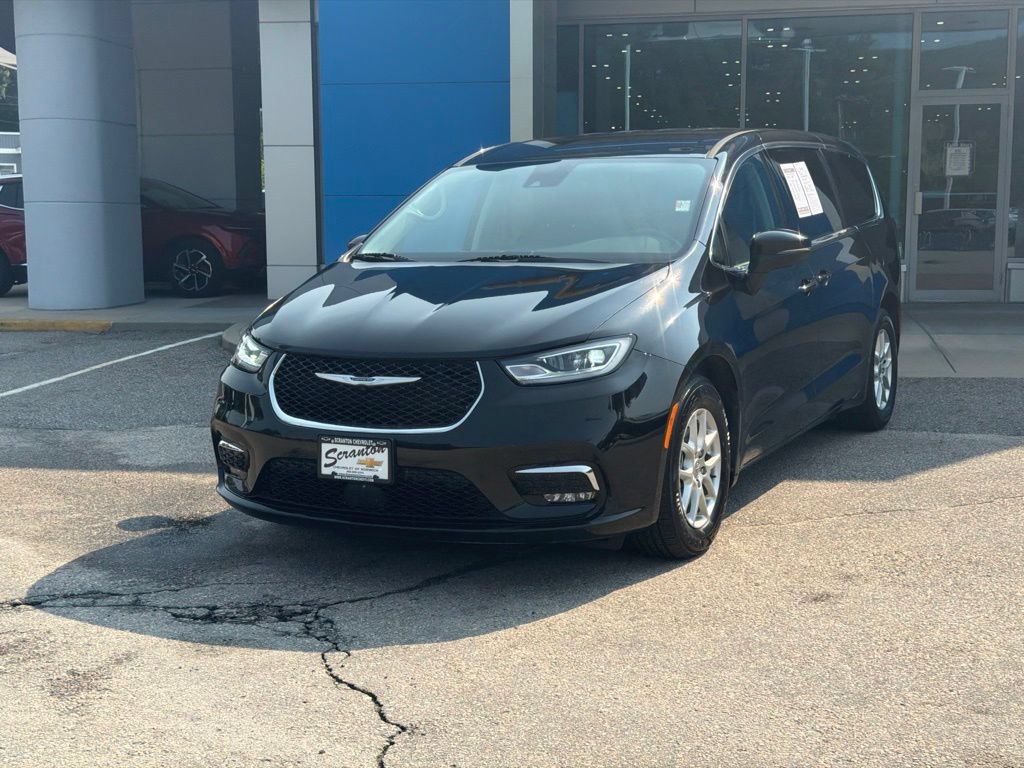 Used 2023 Chrysler Pacifica Touring-L FWD image 2
