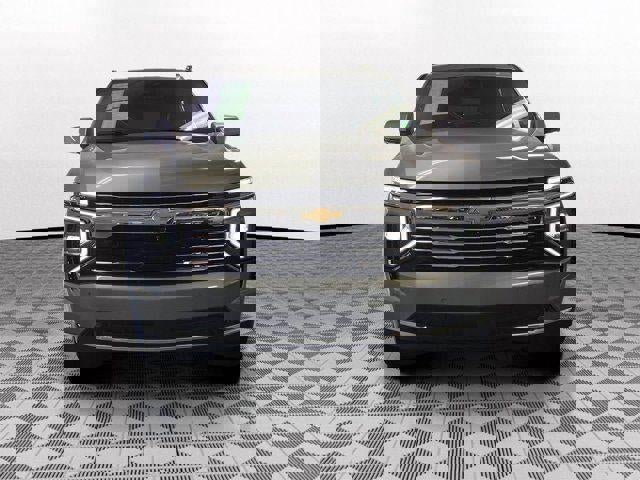 Used 2025 Chevrolet Suburban LT w/ Comfort Package image 2