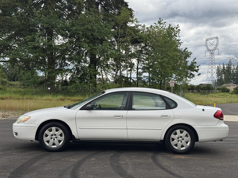 Used 2005 Ford Taurus SE FWD image 2