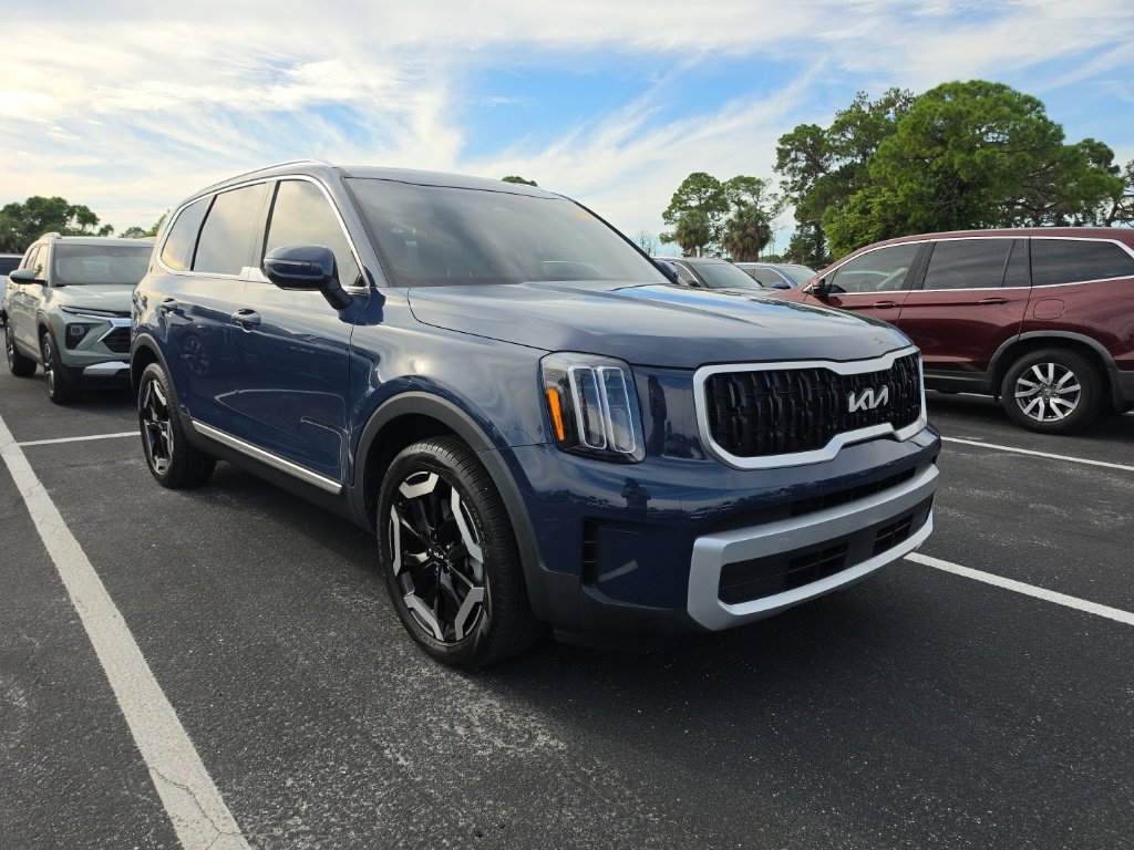 Used 2025 Kia Telluride EX w/ EX Captain's Chair Package