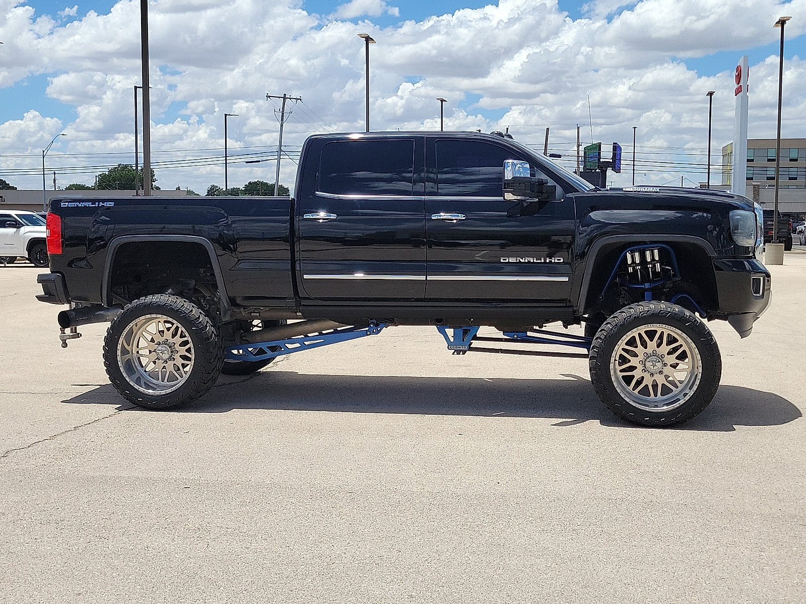 Used 2017 GMC Sierra 2500 Denali w/ Duramax Plus Package AWD/4WD image 5