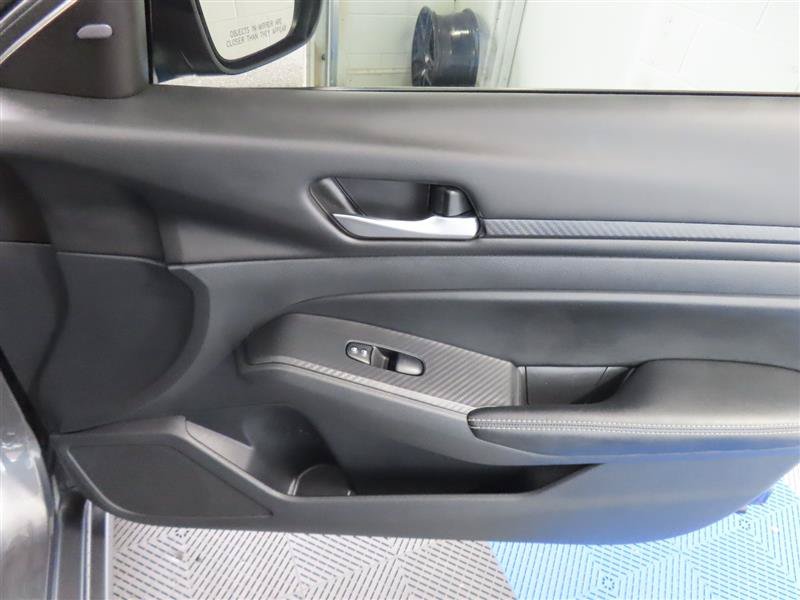 Used 2024 Nissan Altima 2.5 SV FWD image 32