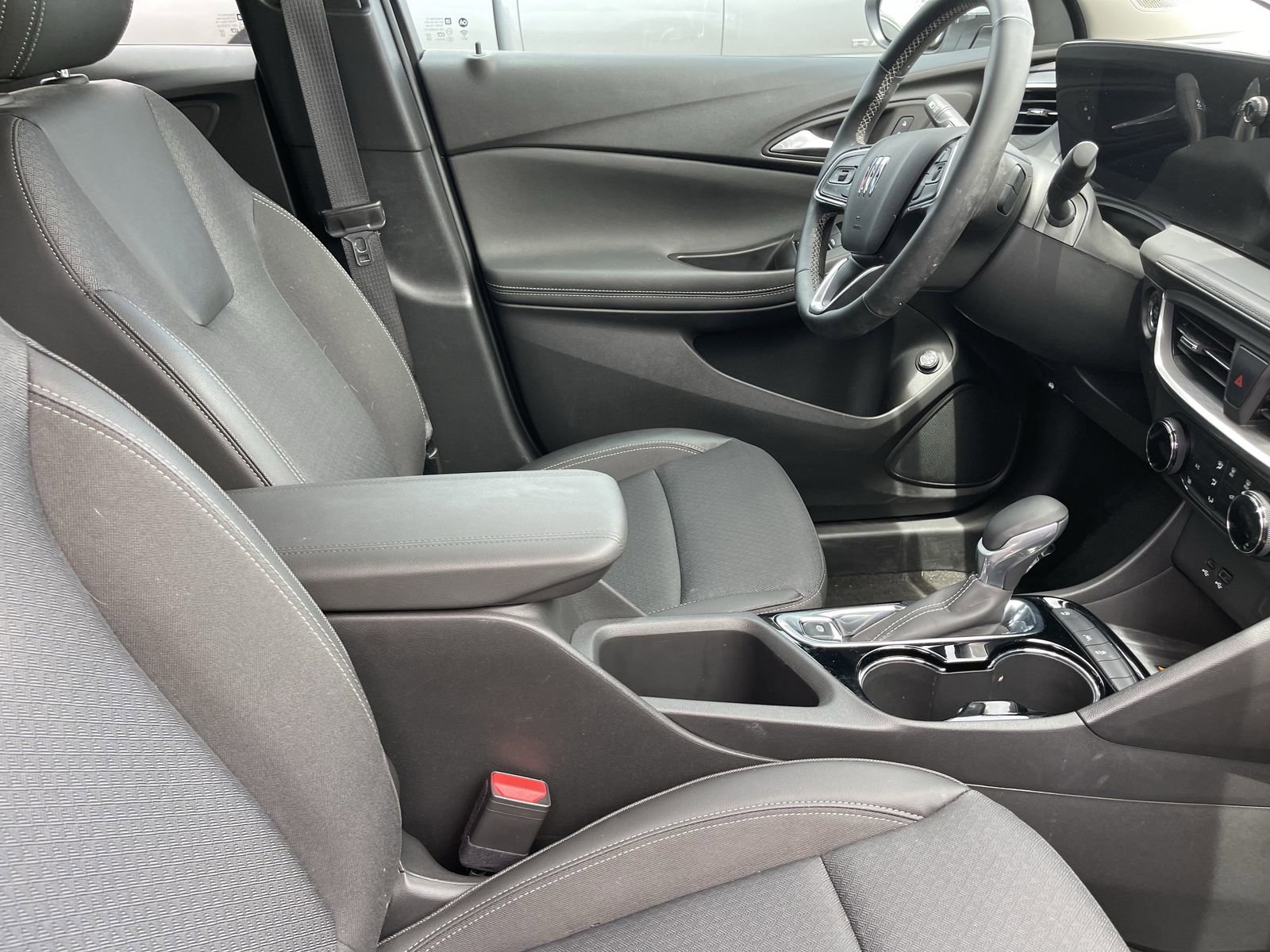 Certified 2024 Buick Encore GX Preferred w/ Comfort Package FWD image 5