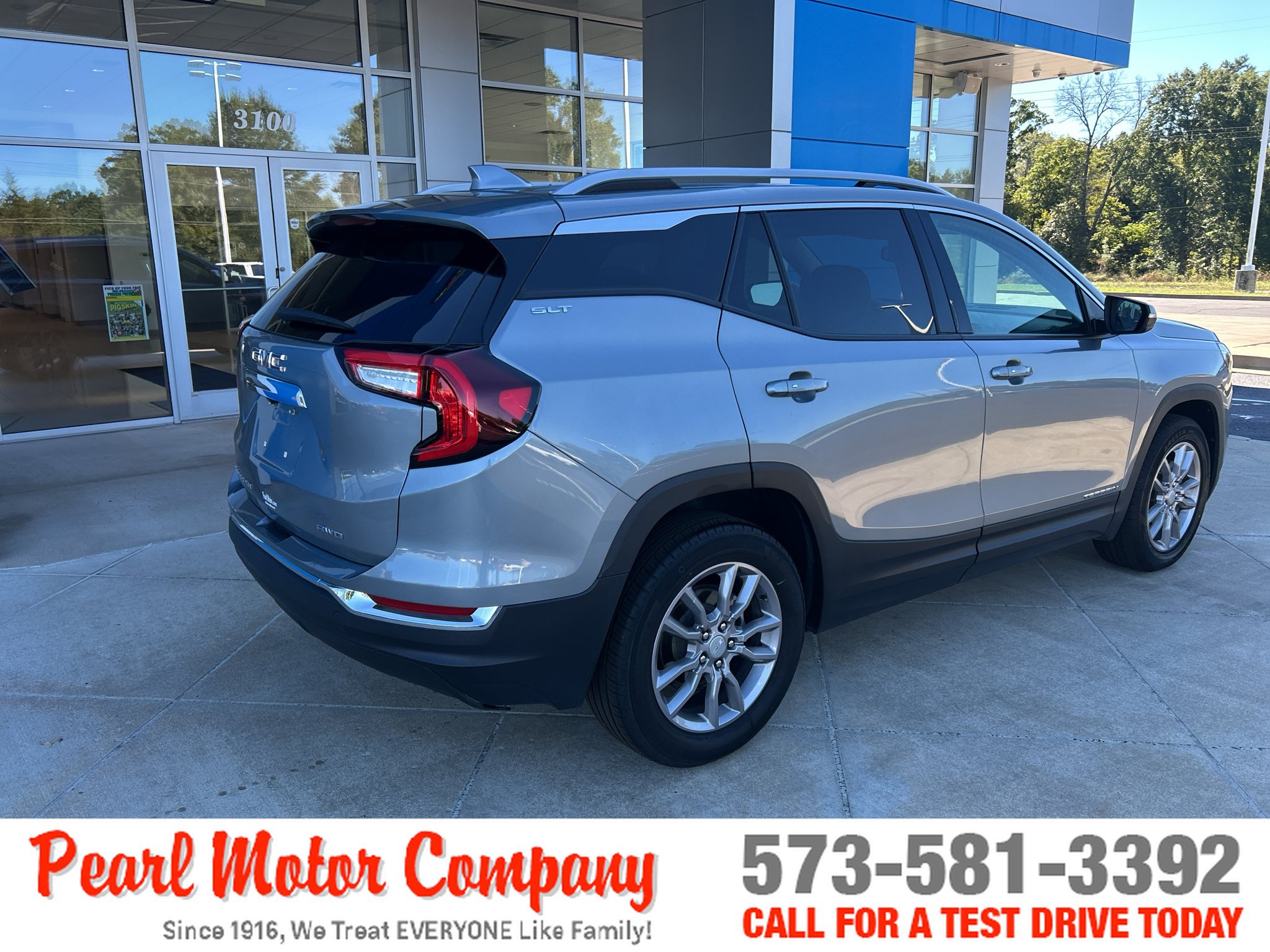Used 2024 GMC Terrain SLT AWD/4WD image 4