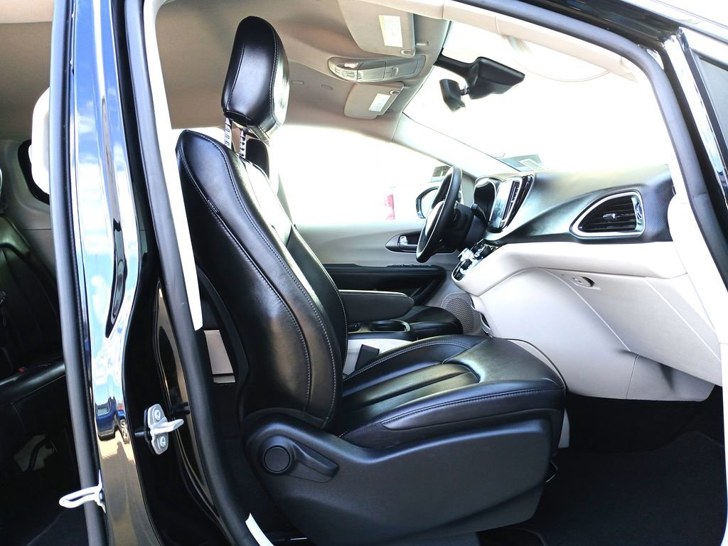 Used 2024 Chrysler Pacifica Touring-L image 29