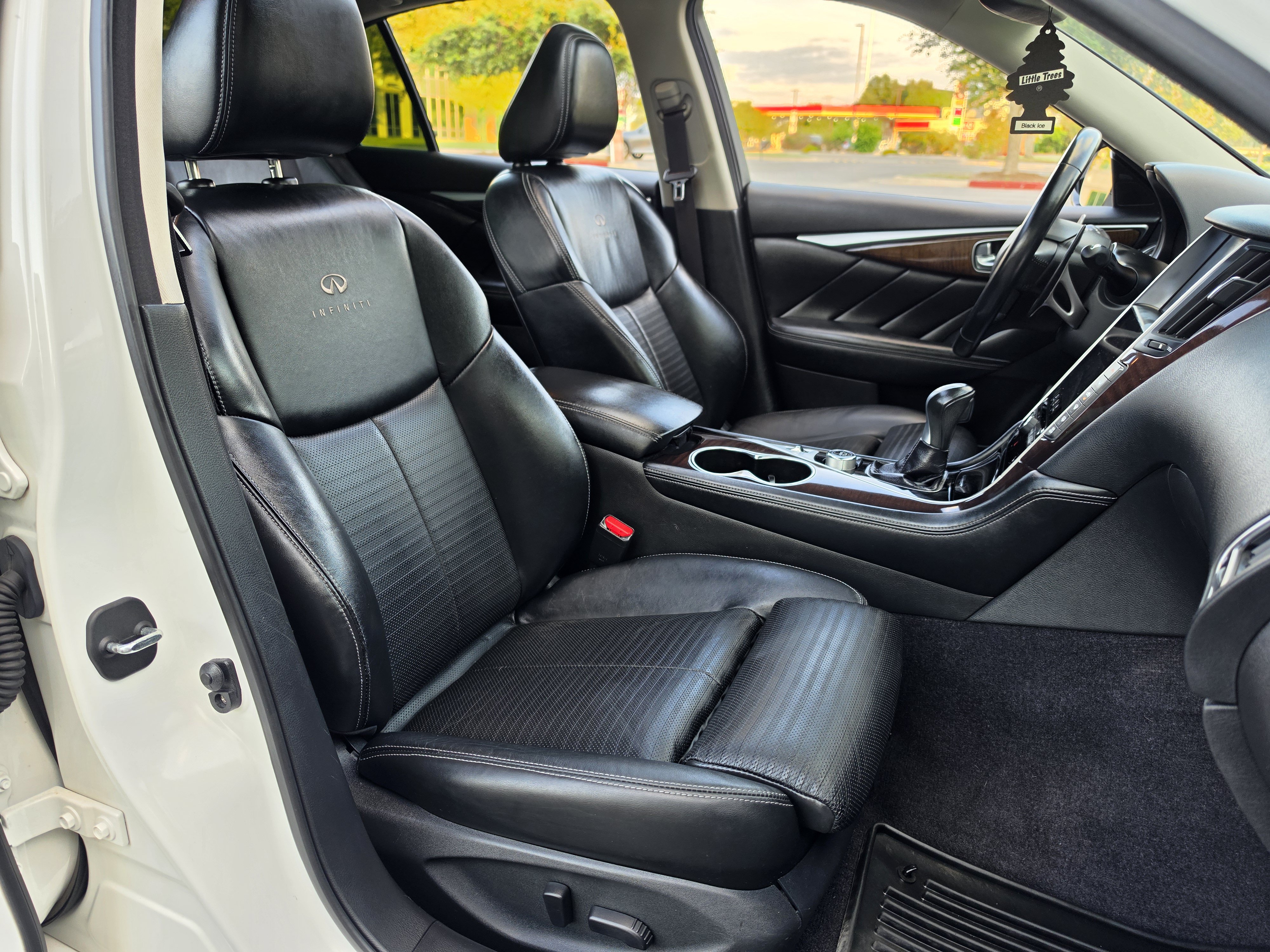 Used 2014 INFINITI Q50 Hybrid w/ Deluxe Technology Package RWD image 14