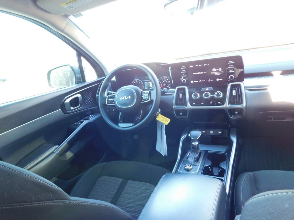 Used 2022 Kia Sorento LX image 6
