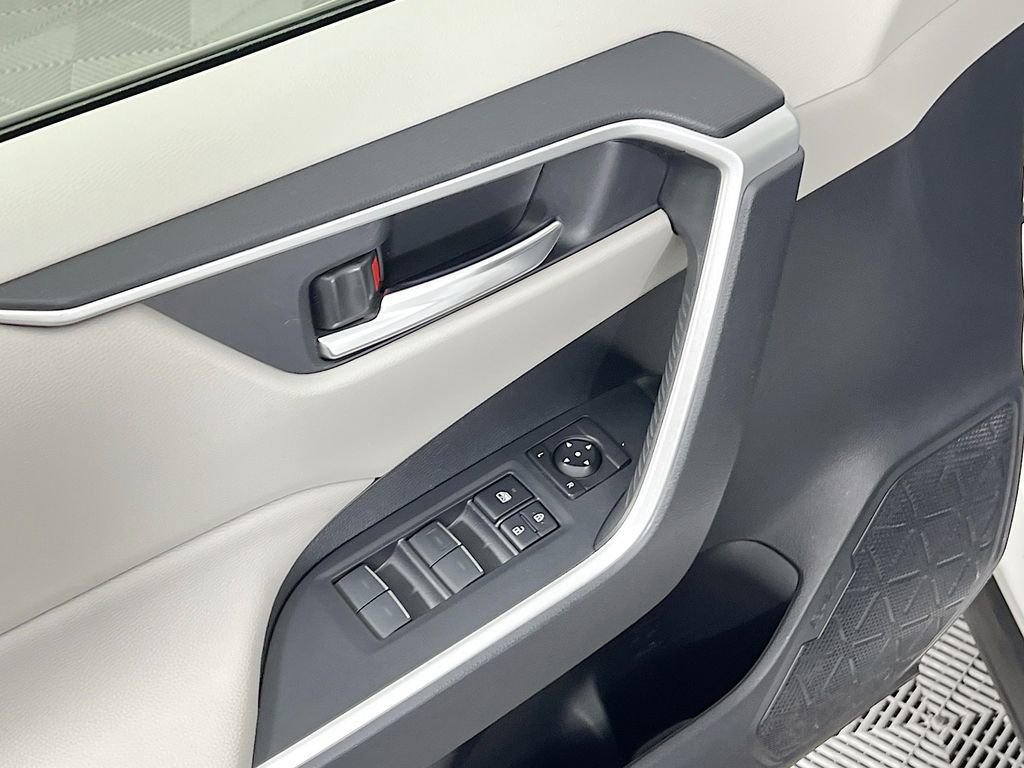 Used 2022 Toyota RAV4 XLE w/ Convenience Package image 17