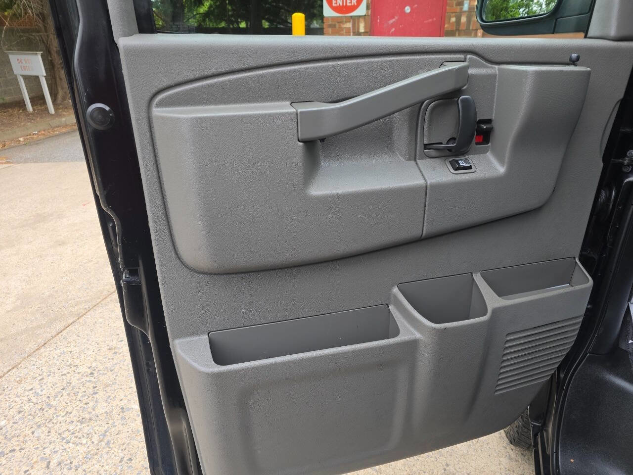 Used 2018 Chevrolet Express 2500 w/ Driver Convenience Package RWD image 9