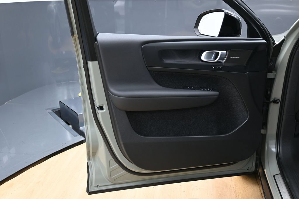 Used 2023 Volvo C40 P8 Recharge Ultimate AWD/4WD image 11