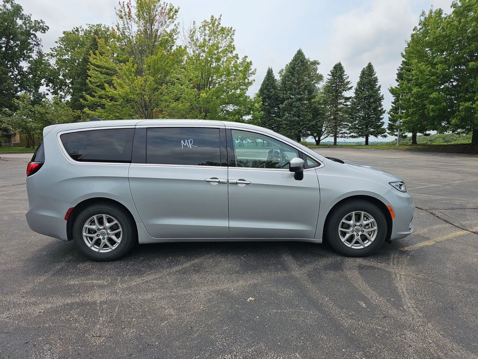 Used 2023 Chrysler Pacifica Touring-L FWD image 7