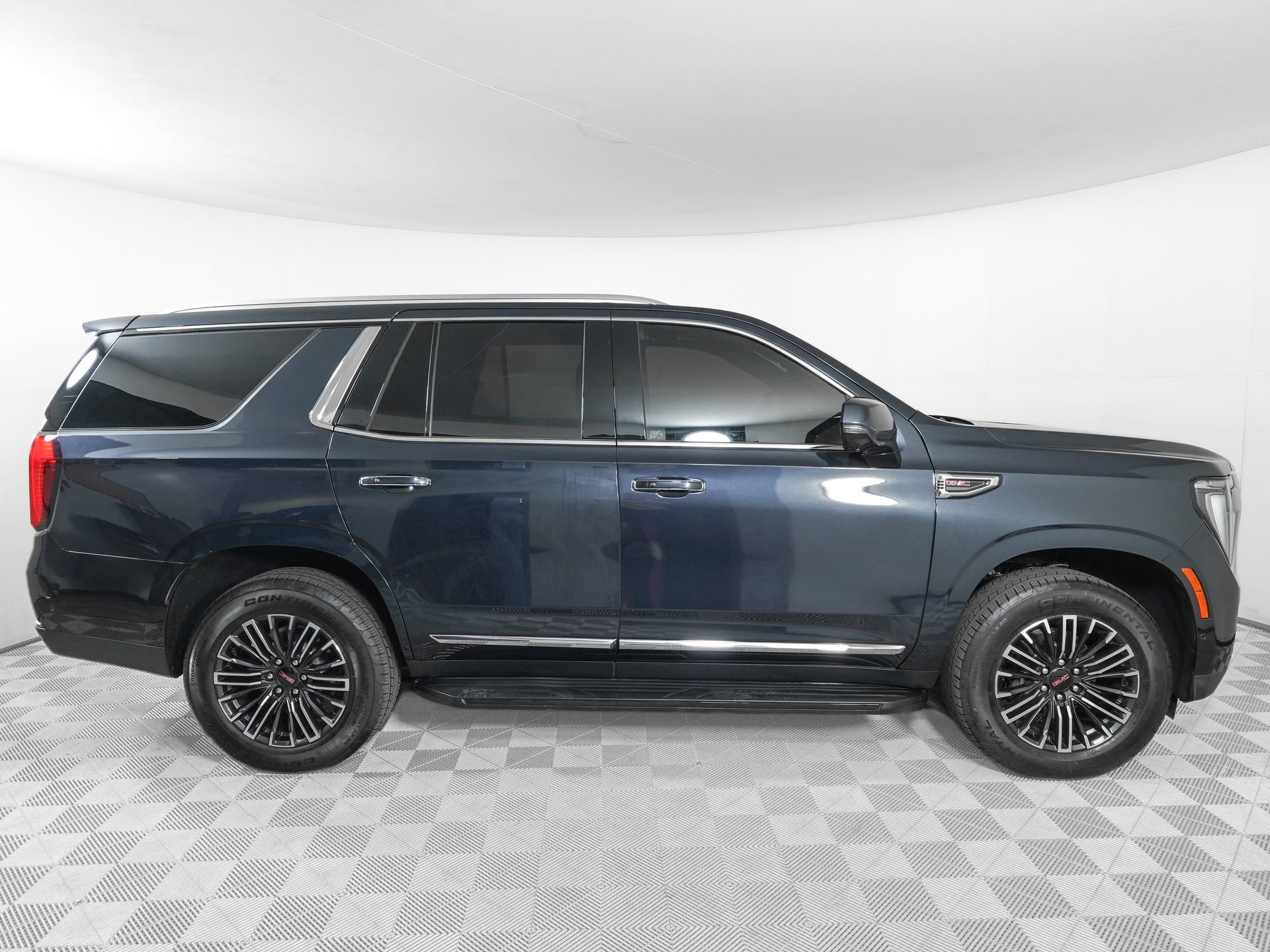 Used 2025 GMC Yukon Elevation AWD/4WD image 4