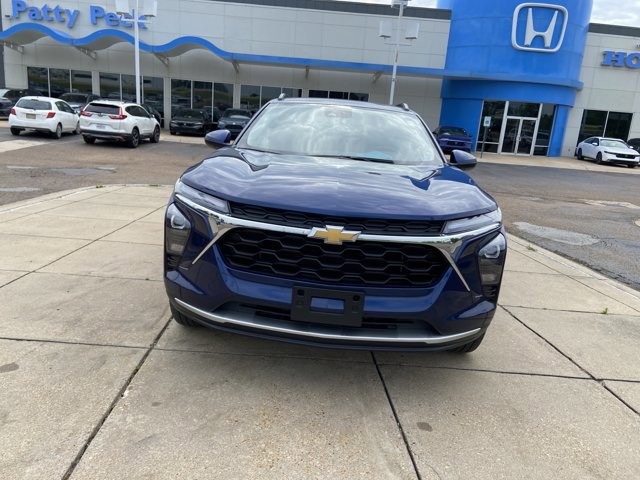 Used 2024 Chevrolet Trax LT w/ Driver Confidence Package FWD image 3