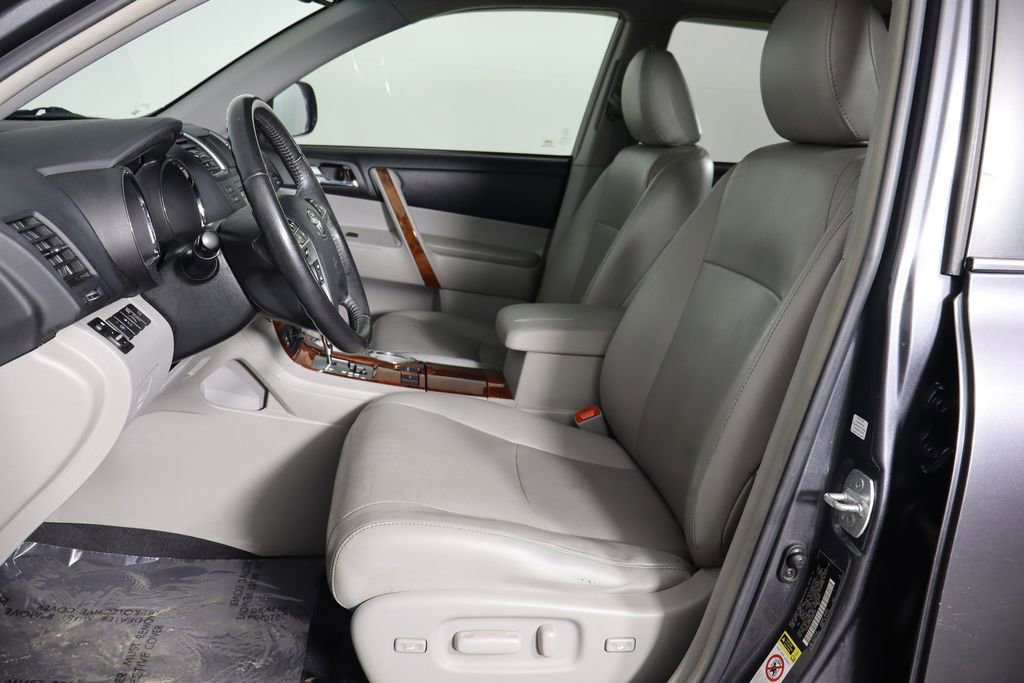 Used 2012 Toyota Highlander Limited w/ Tow Pkg image 16