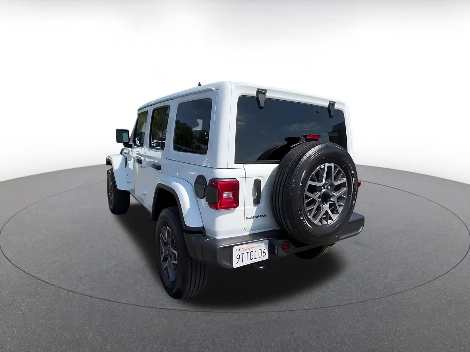 Used 2025 Jeep Wrangler Unlimited Sahara AWD/4WD image 11