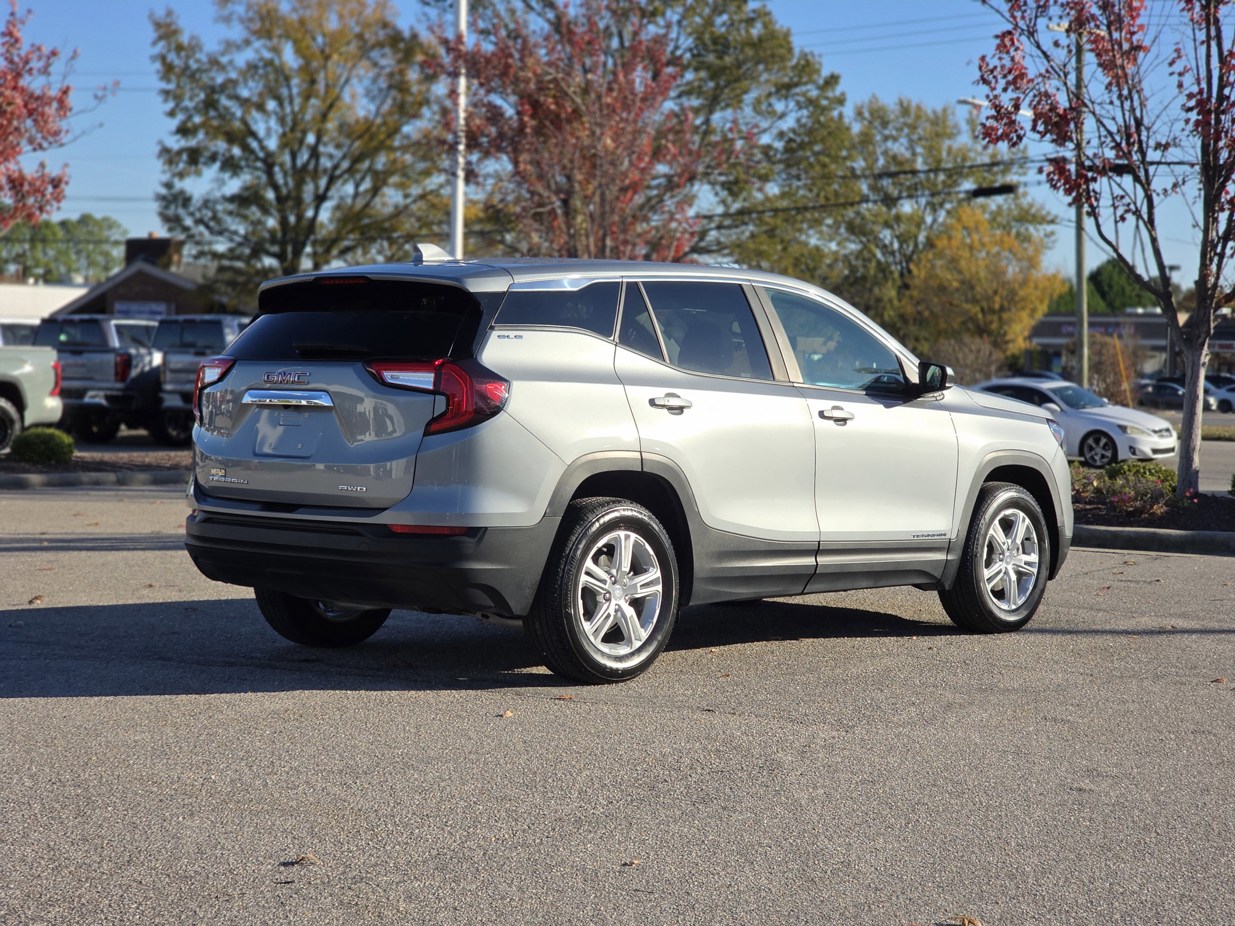 Used 2024 GMC Terrain SLE image 7