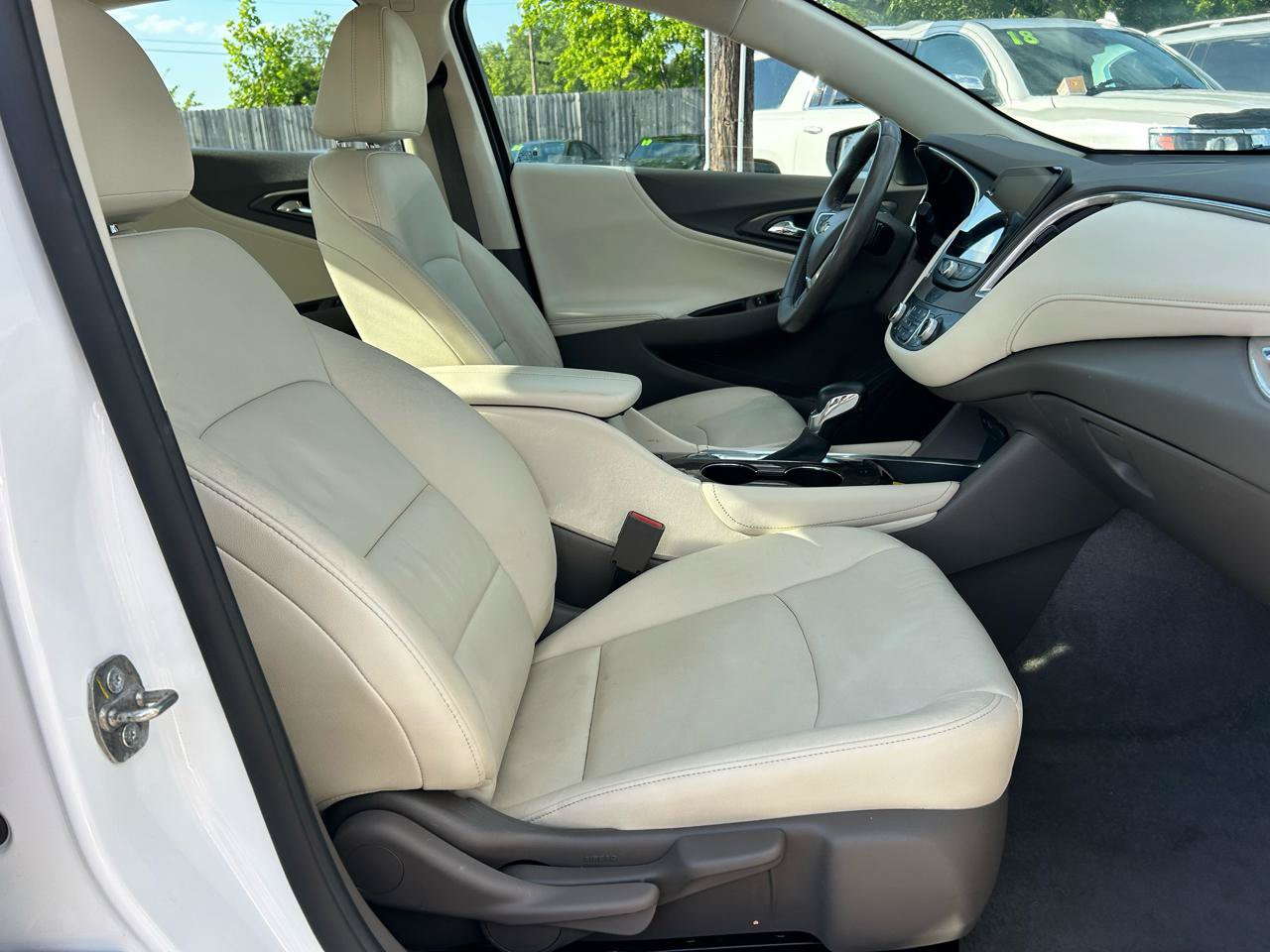 Used 2021 Chevrolet Malibu LT w/ Leather Package FWD image 10