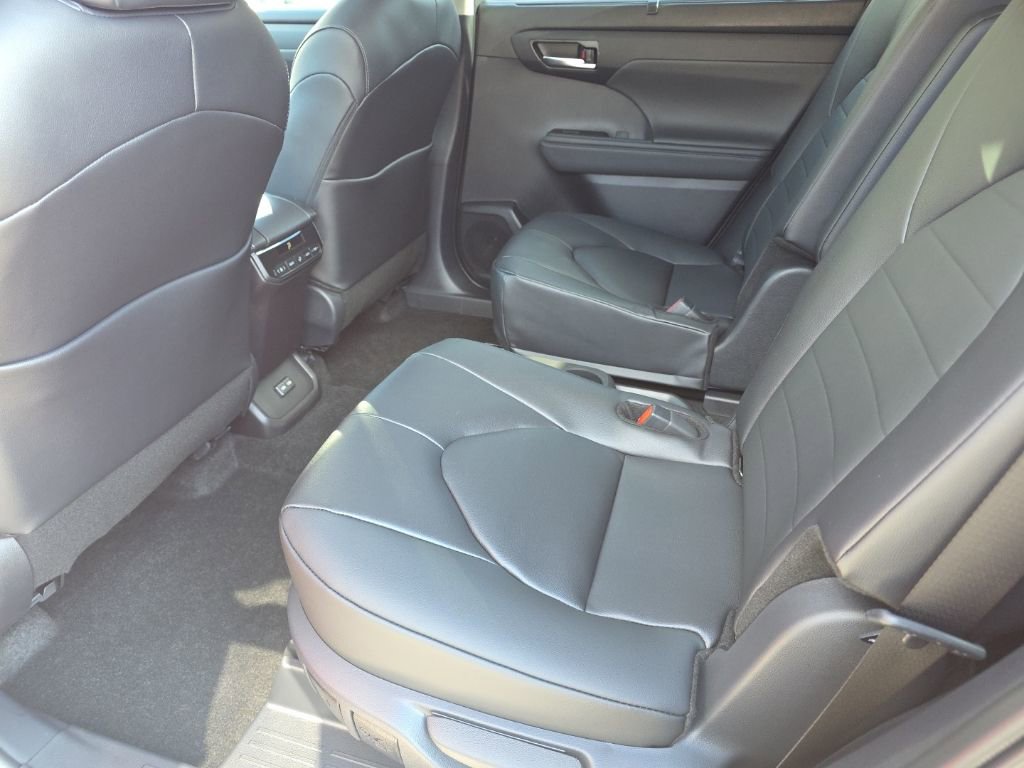 Certified 2026 Toyota Highlander XLE image 14