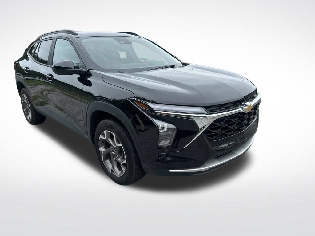 Used 2025 Chevrolet Trax LT FWD image 13