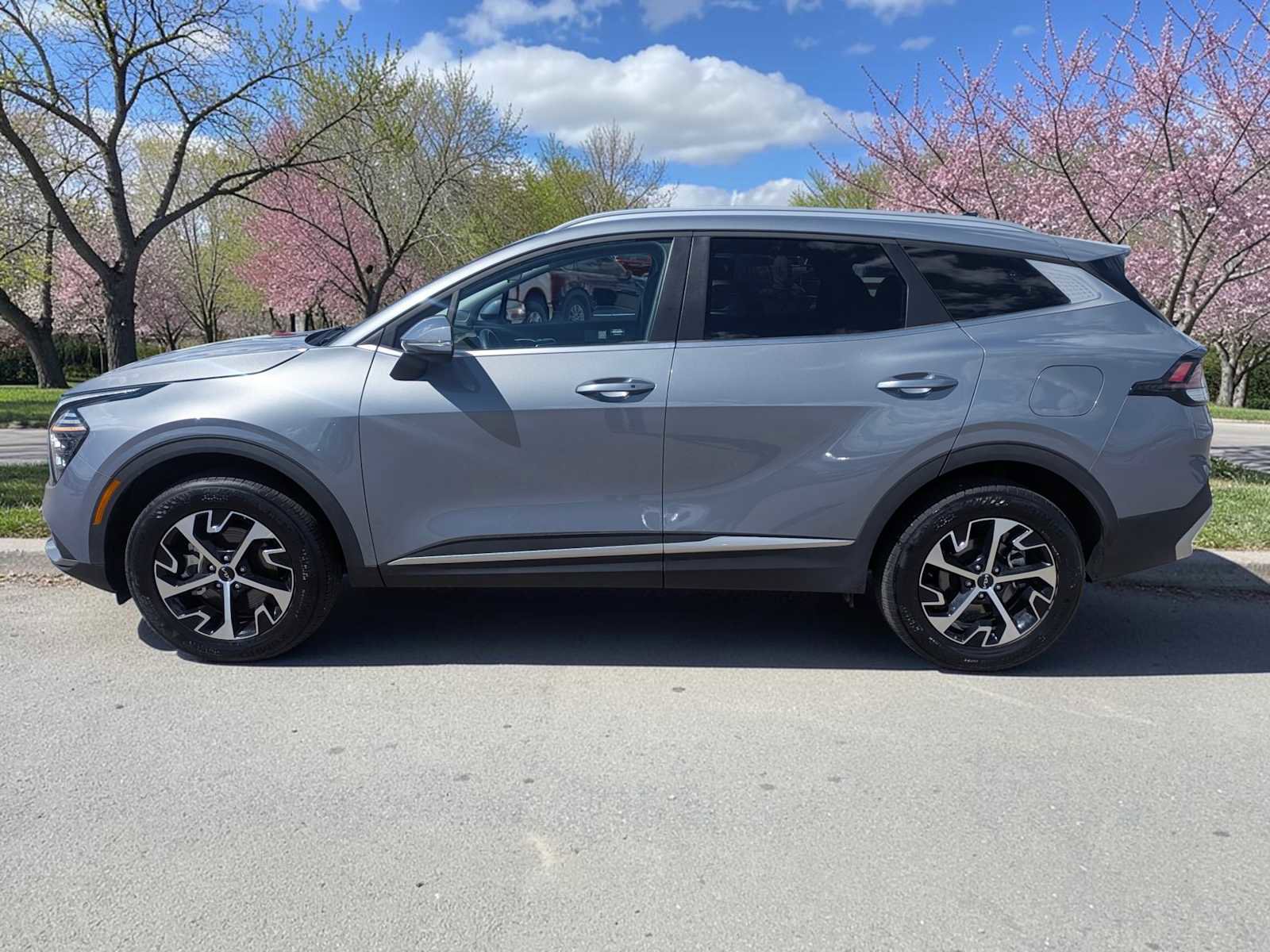 Used 2025 Kia Sportage EX image 3