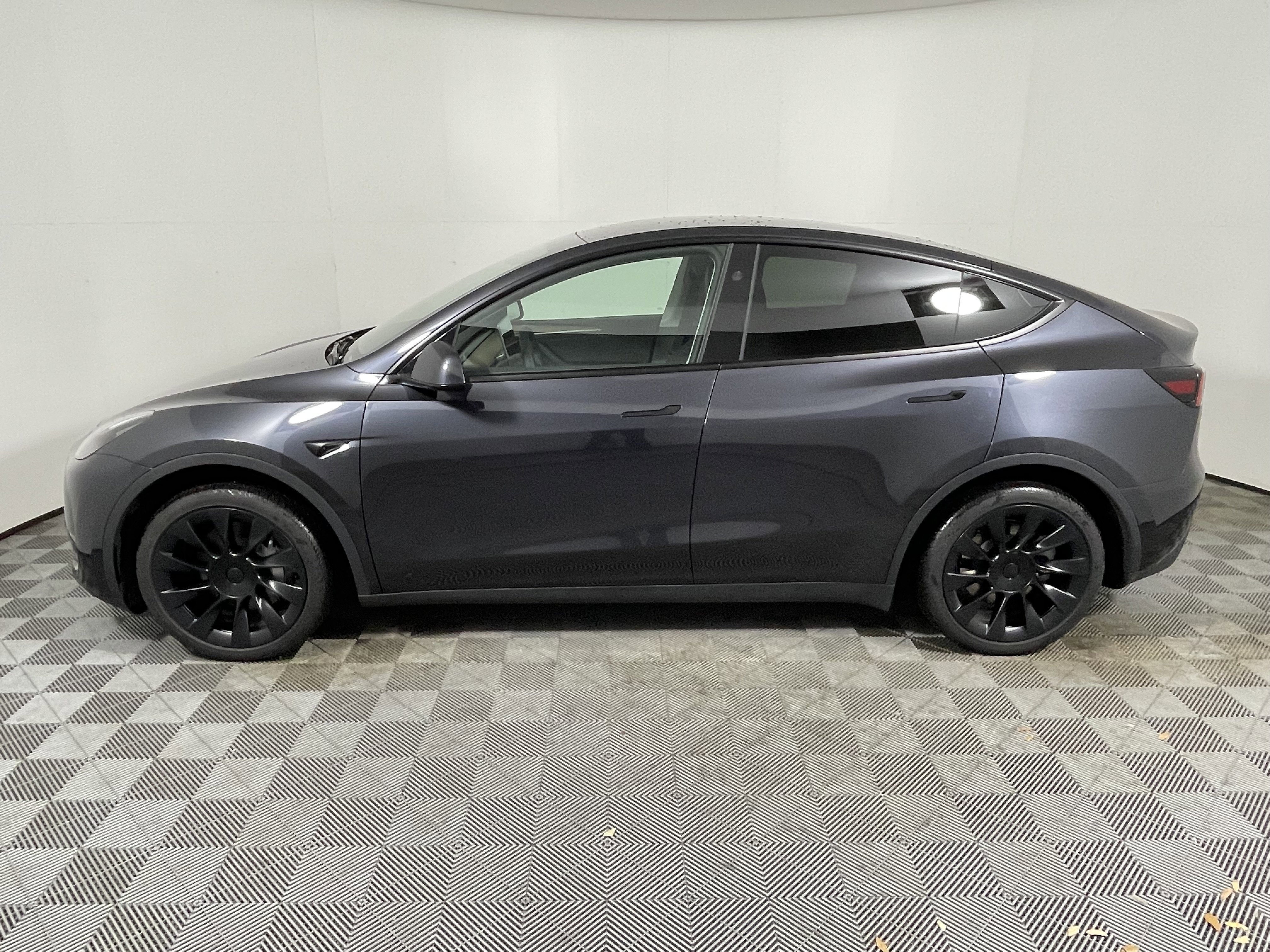 Used 2024 Tesla Model Y 2WD image 2