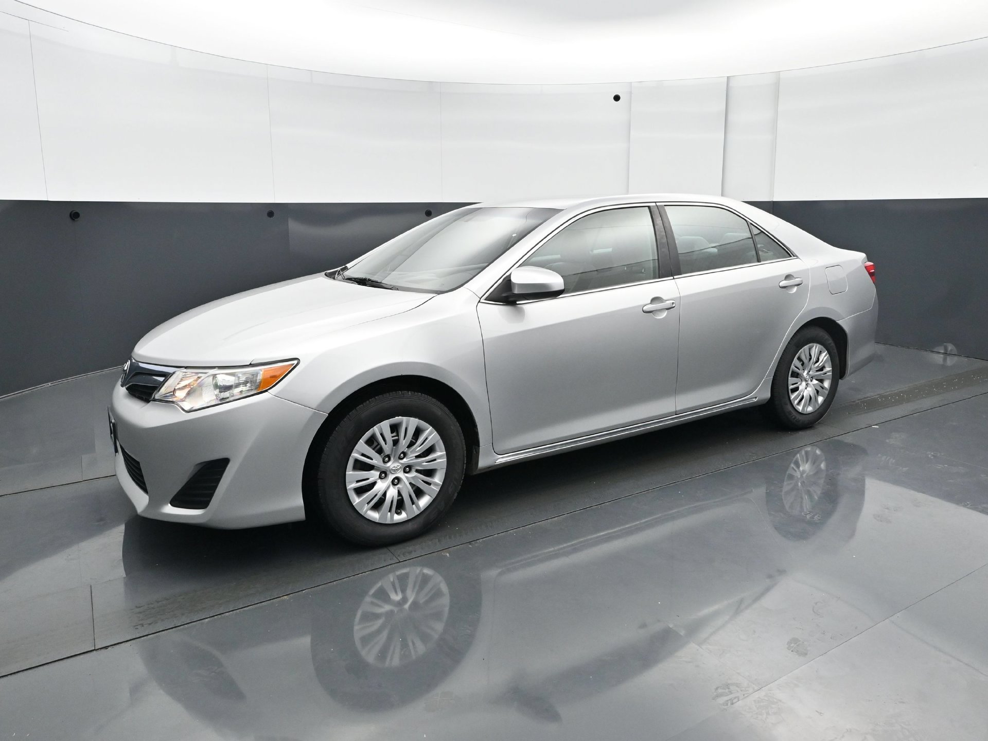 Used 2014 Toyota Camry LE FWD image 2