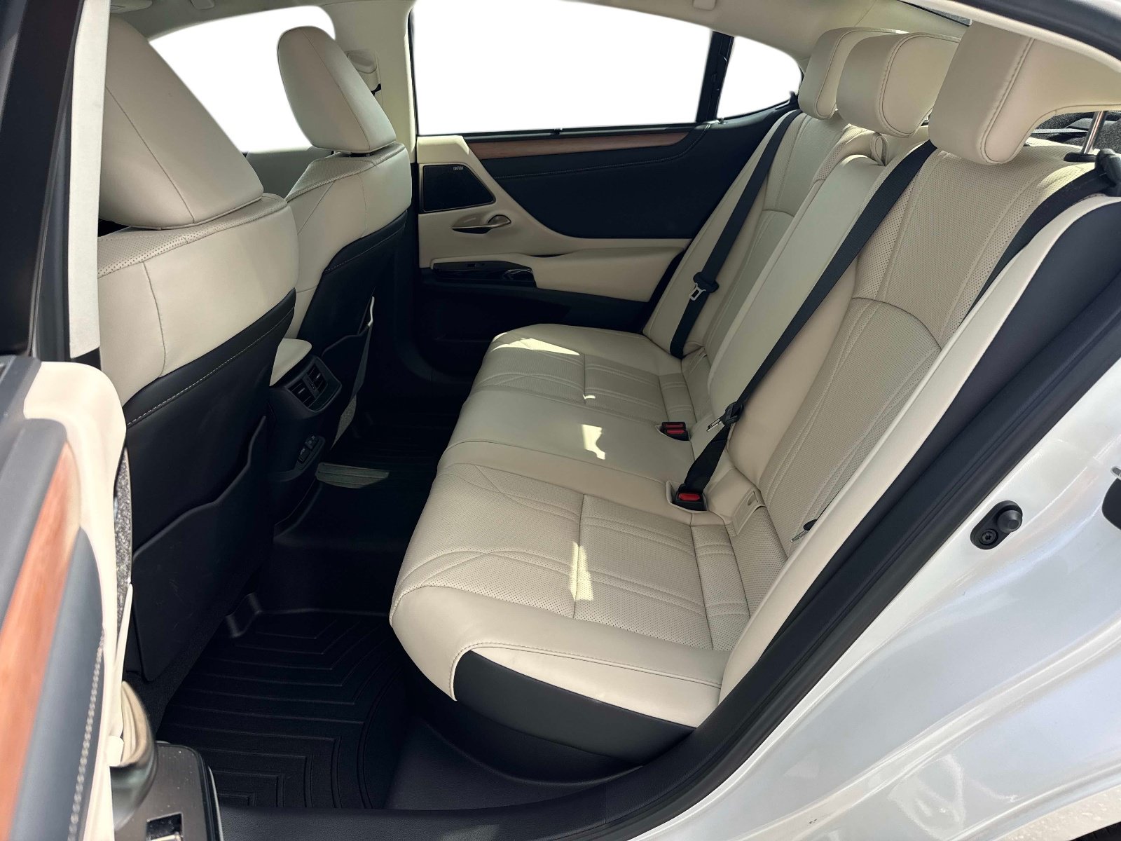 Certified 2025 Lexus ES 300h Ultra Luxury w/ Accessory Package (Z1) FWD image 12