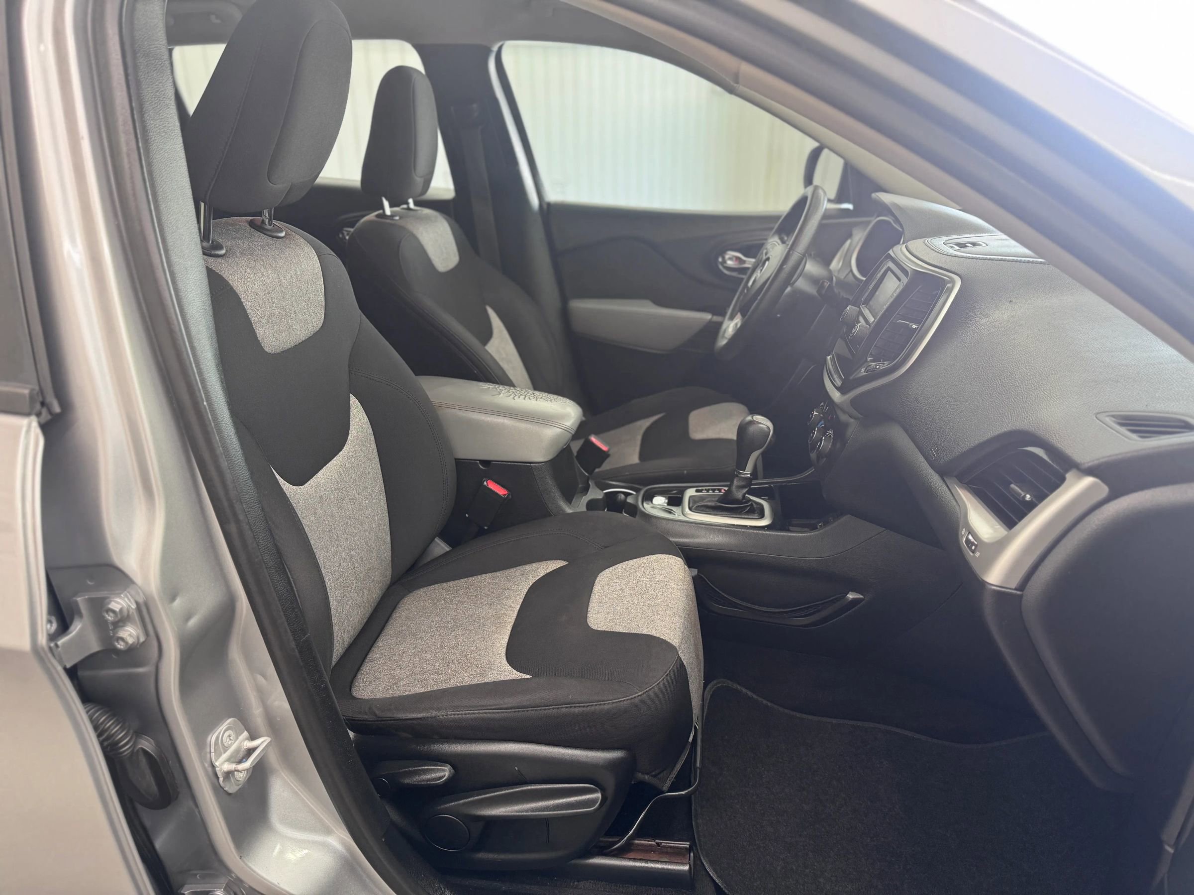 Used 2014 Jeep Cherokee Sport image 10