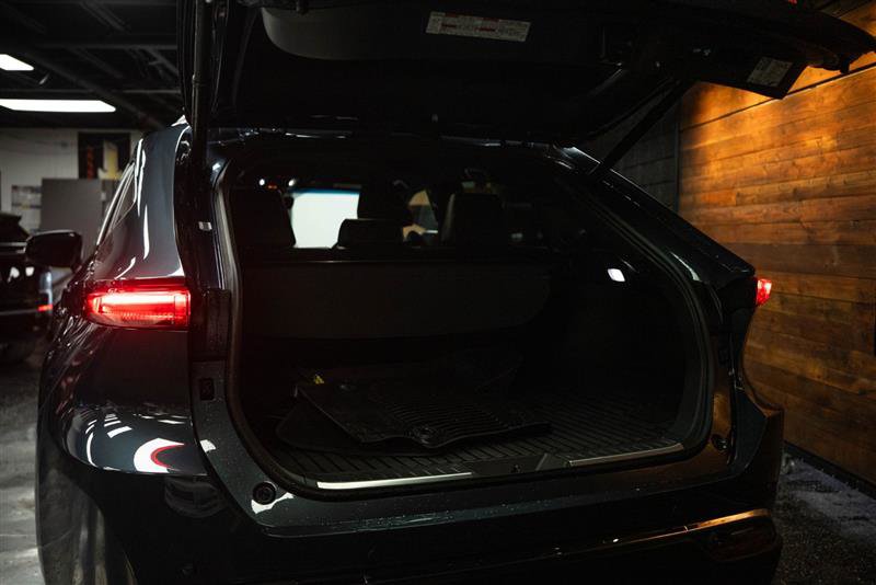 Used 2023 Toyota Venza XLE image 7