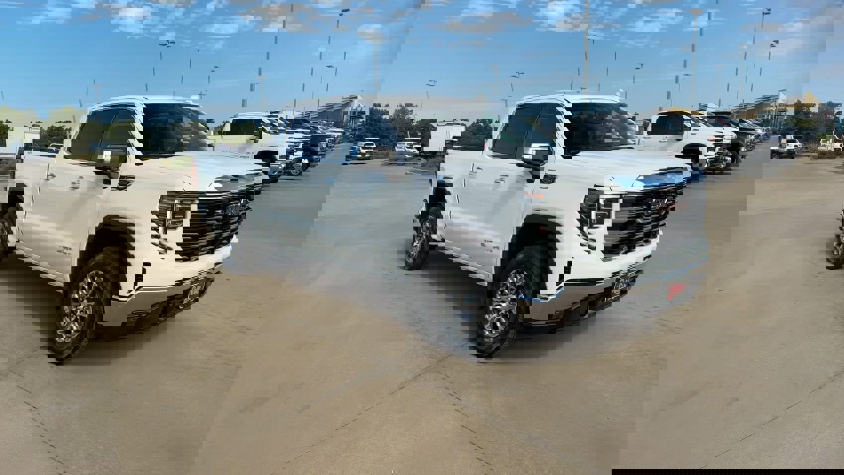 Used 2024 GMC Sierra 1500 SLT image 2