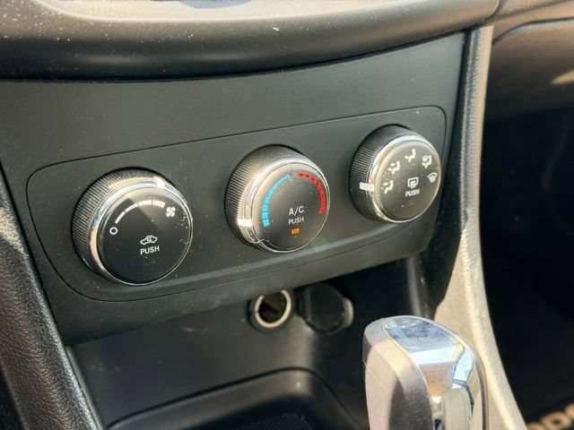 Used 2012 Dodge Avenger SE FWD image 11