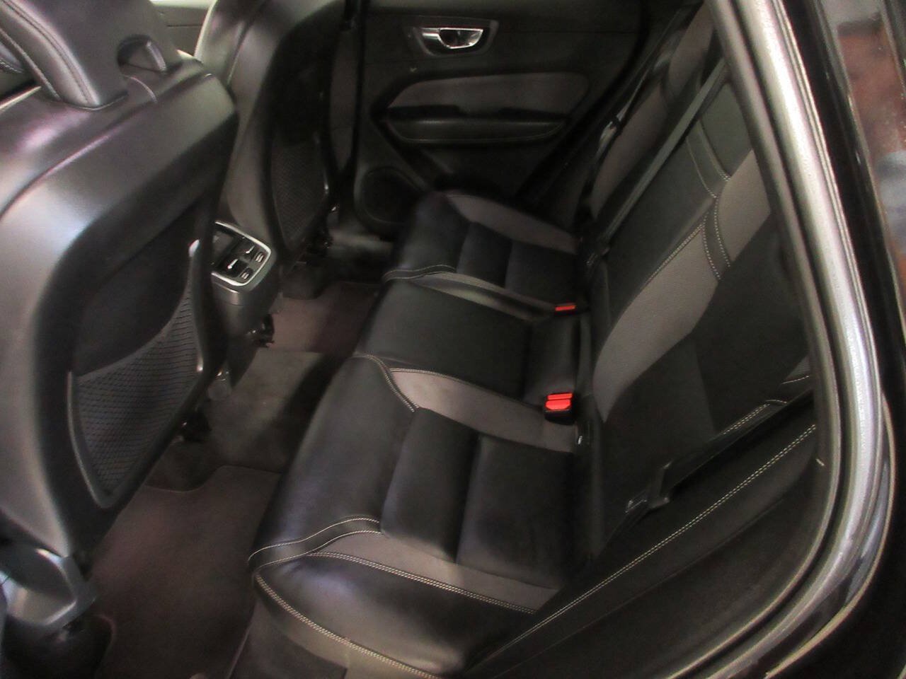 Used 2022 Volvo XC60 B5 R-Design w/ Advanced Package AWD/4WD image 22