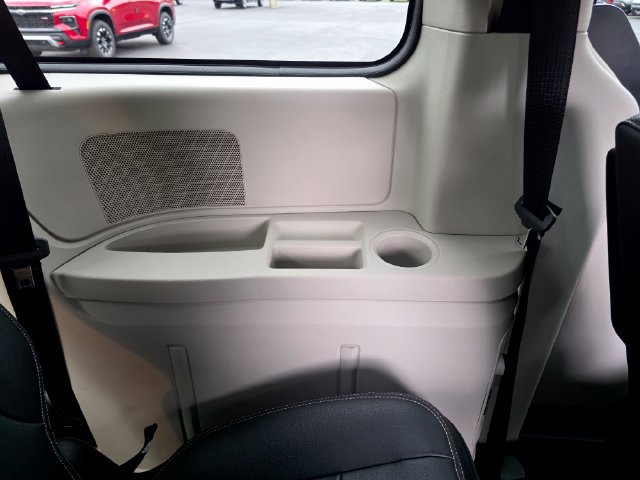 Used 2014 Chrysler Town & Country Touring FWD image 26