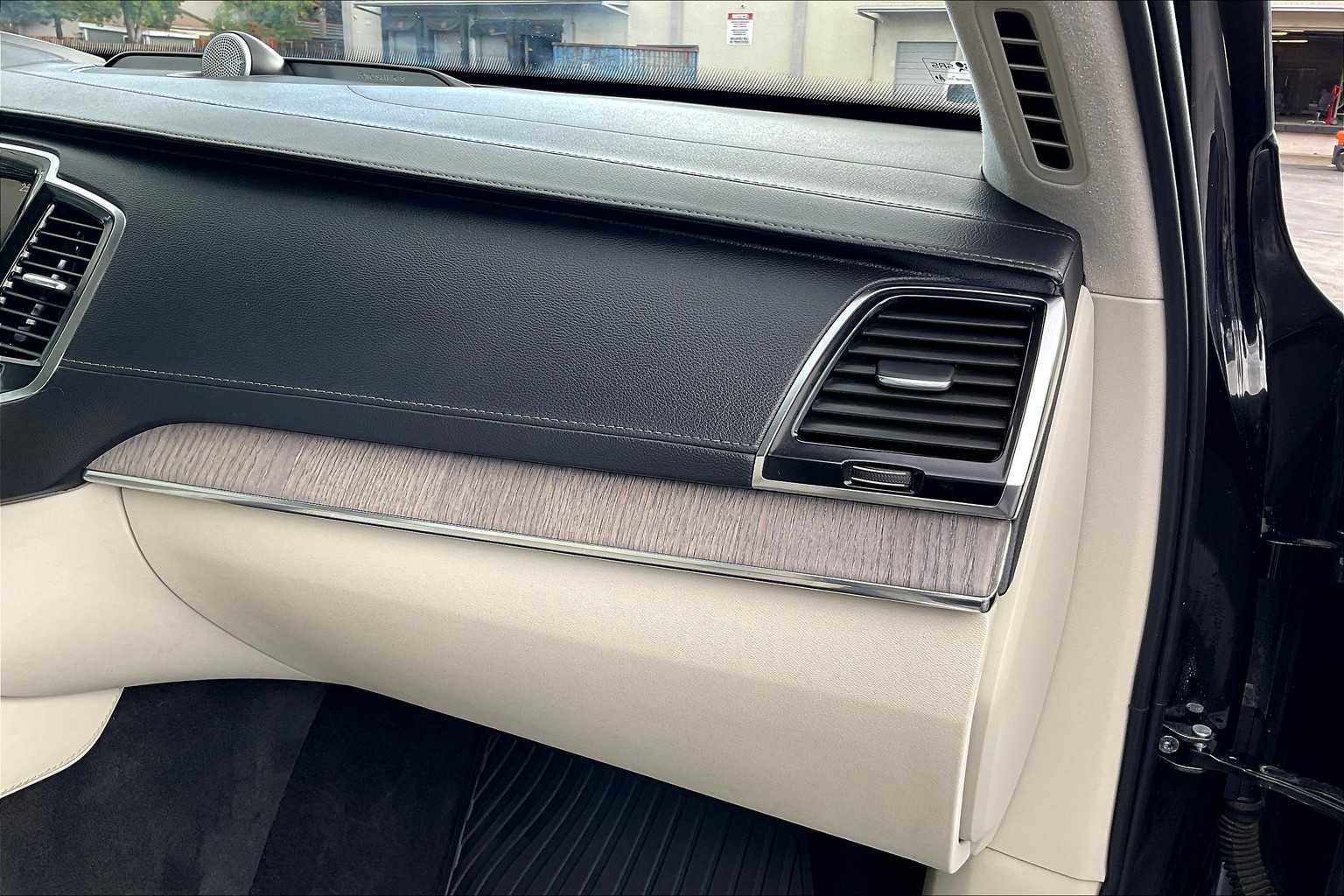 Used 2022 Volvo XC90 T8 Inscription image 19