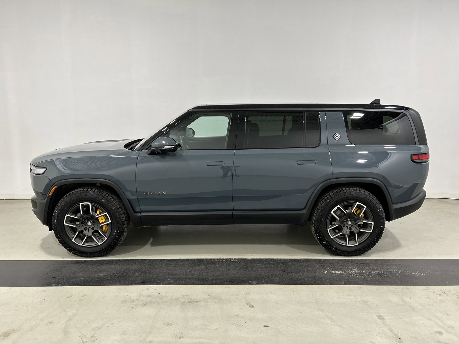 Used 2025 Rivian R1S Premium AWD/4WD image 2