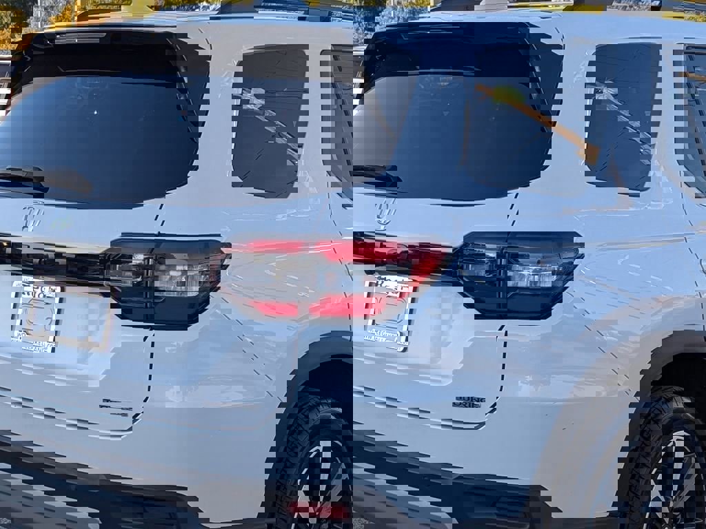 Used 2025 Honda Pilot Touring image 7